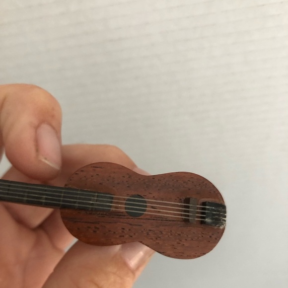 Handcrafted Guitar Brooch - Picture 8 of 9